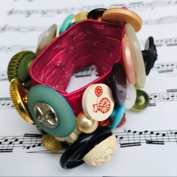 Vintage handmade button cuff bracelet one of a kind unique vintage buttons - Picture 11 of 16